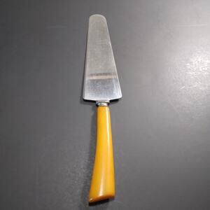 Vintage MCM Golden Yellow Butterscotch Bakelite? Handle Serrated Cake Knife